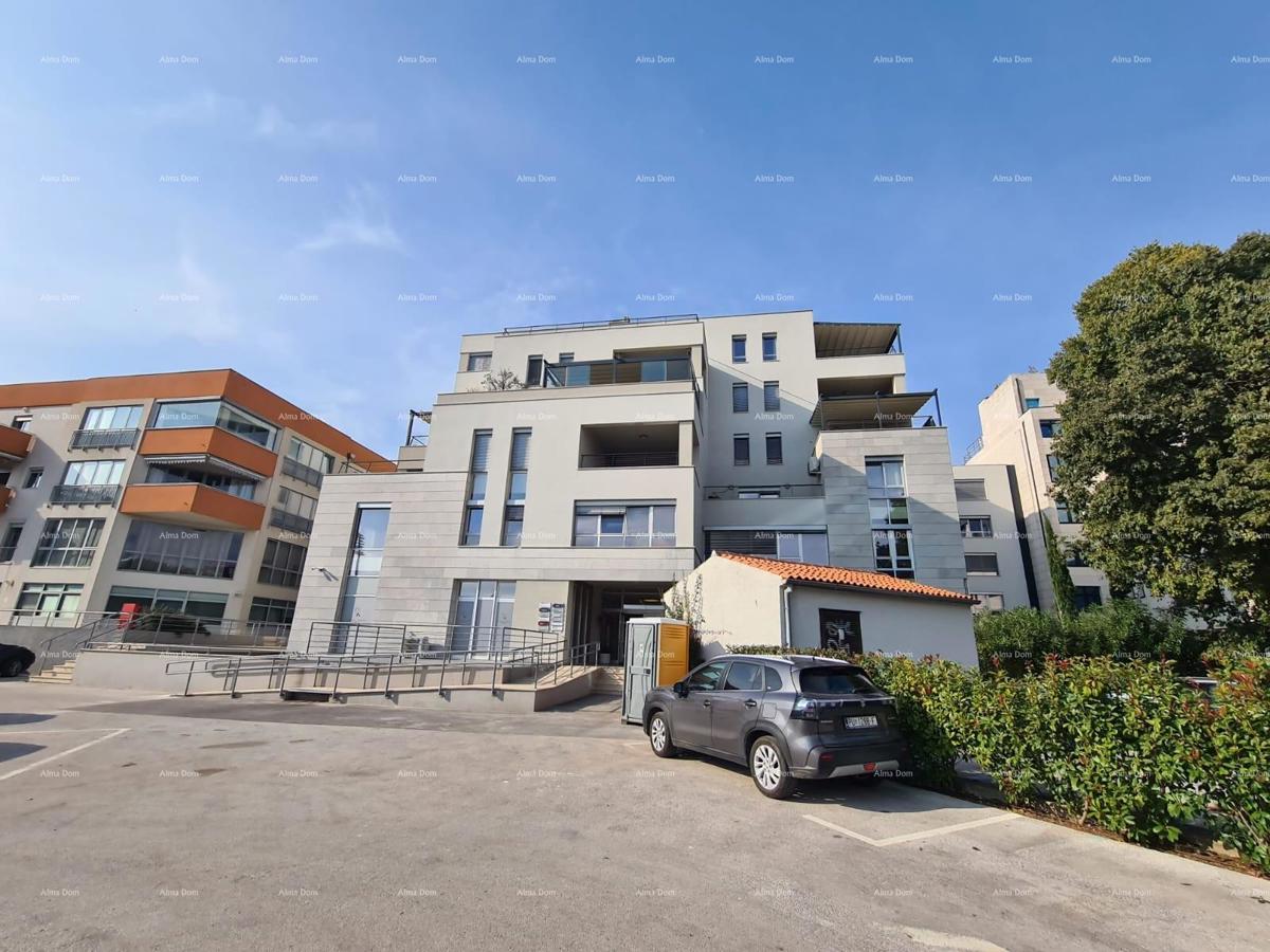 Vendita di un'unità commerciale in edificio residenziale e commerciale, vicinanza al centro, Pula! L1