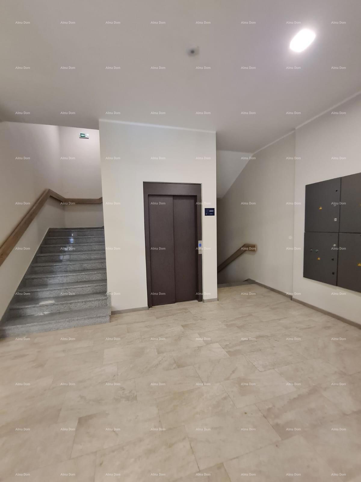 Vendita di un'unità commerciale in edificio residenziale e commerciale, vicinanza al centro, Pula! L1