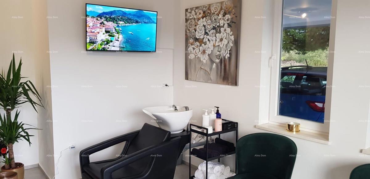 Vendita di un locale commerciale con posto auto coperto, Pula!