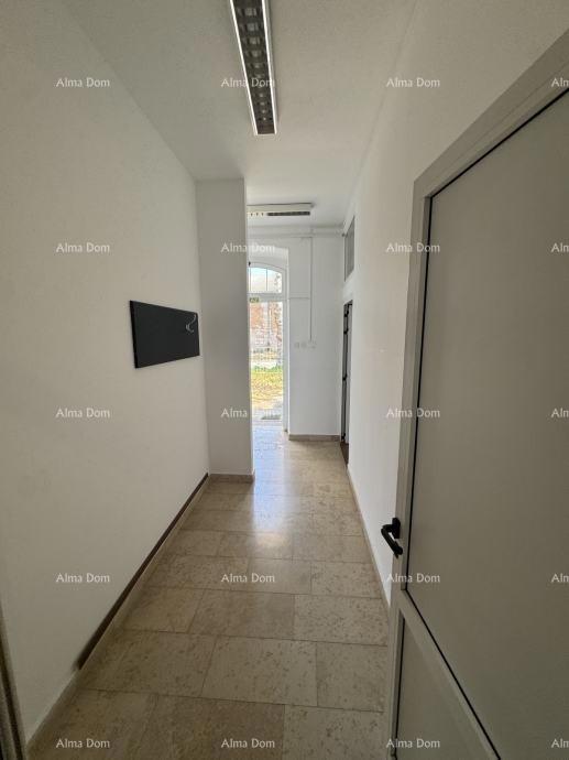 Spazio di magazzino con uffici e cortile – Pola