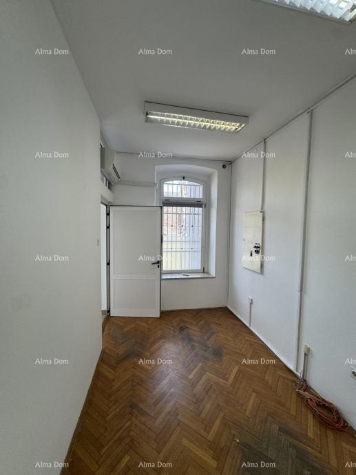 Spazio di magazzino con uffici e cortile – Pola