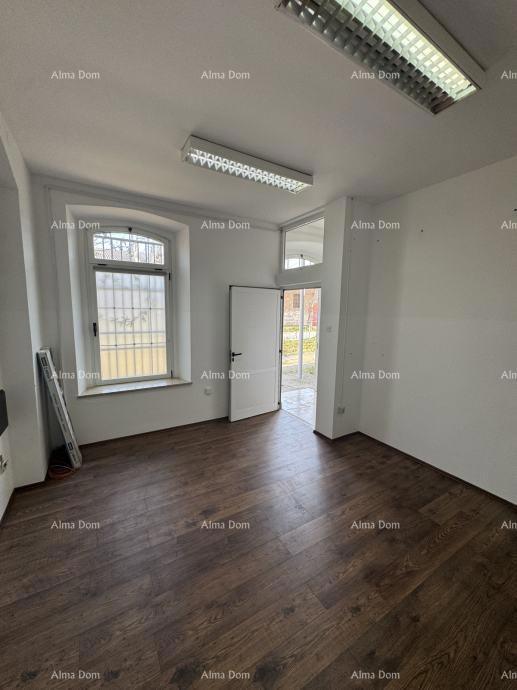 Spazio di magazzino con uffici e cortile – Pola