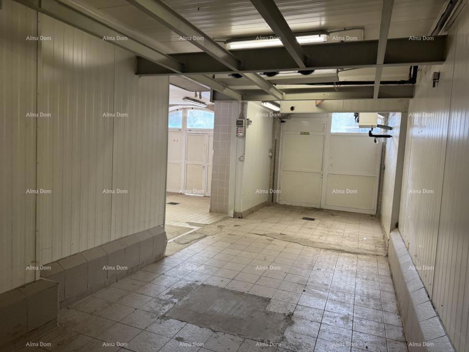 Spazio di magazzino con uffici e cortile – Pola
