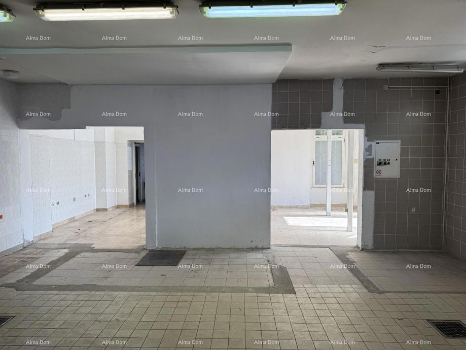 Spazio di magazzino con uffici e cortile – Pola