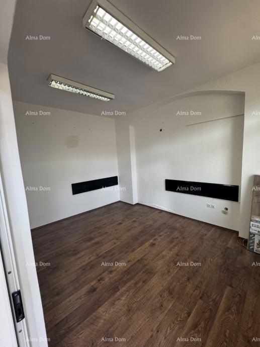 Spazio di magazzino con uffici e cortile – Pola