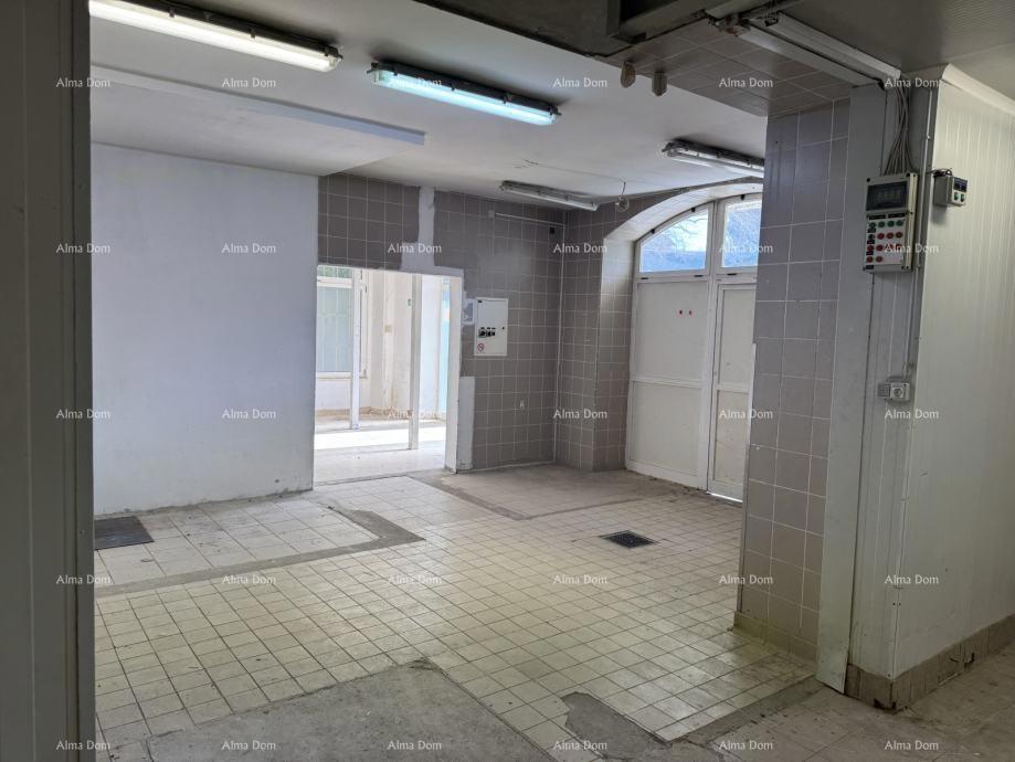 Spazio di magazzino con uffici e cortile – Pola