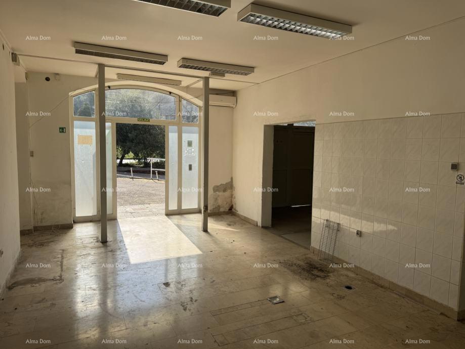 Spazio di magazzino con uffici e cortile – Pola