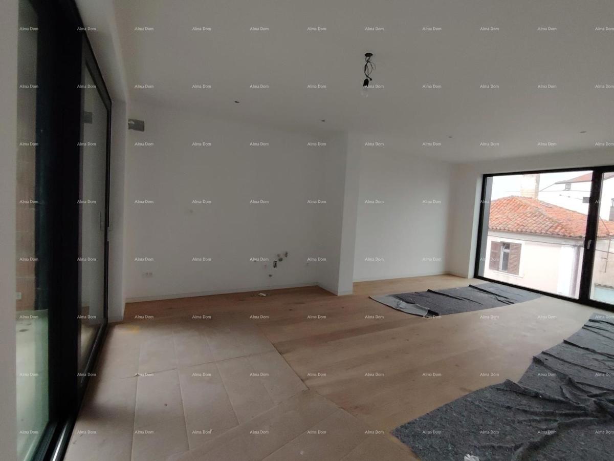 Appartamenti in vendita in un edificio residenziale e commerciale con vista mare, centro di Umago! / S9