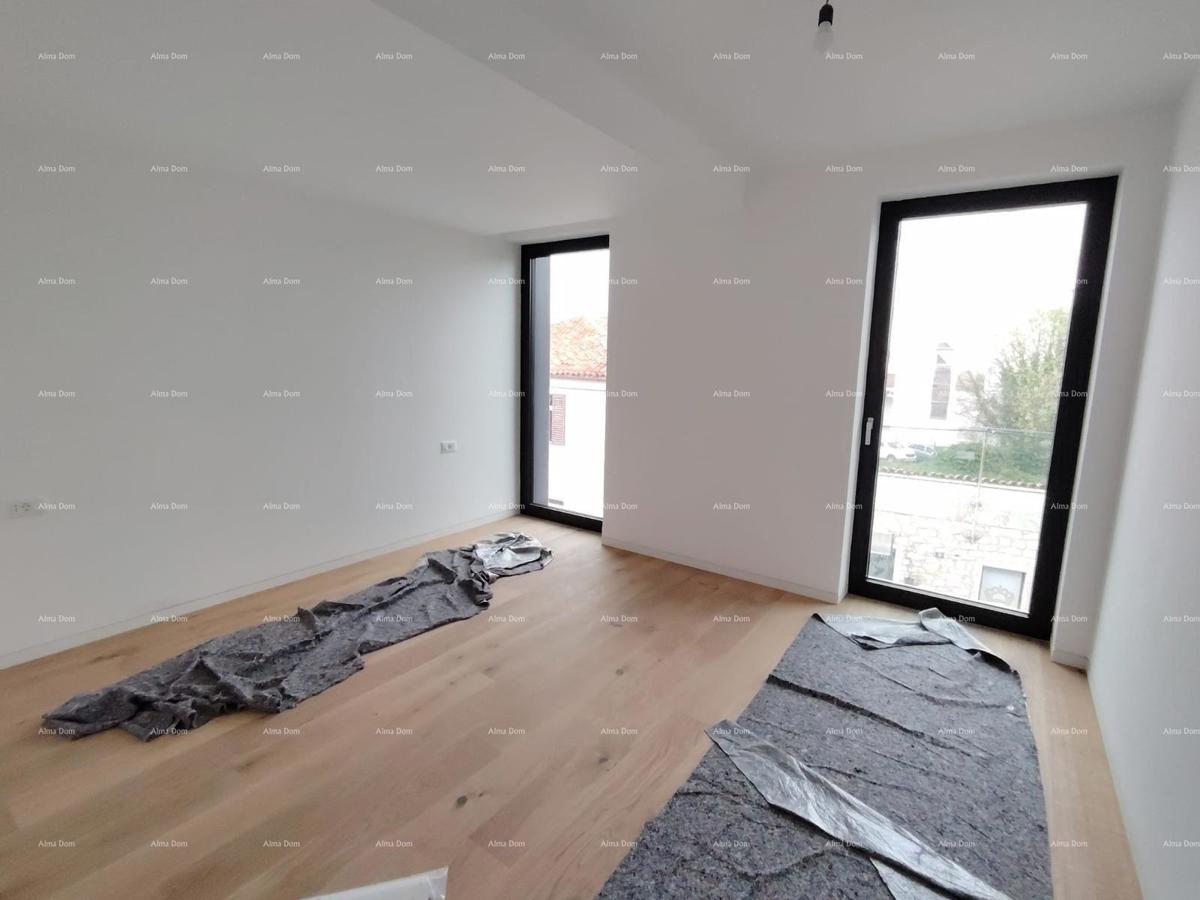 Appartamenti in vendita in un edificio residenziale e commerciale con vista mare, centro di Umago! / S9