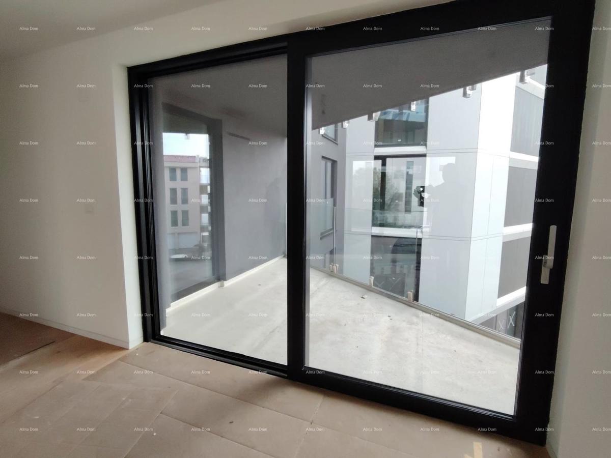 Appartamenti in vendita in un edificio residenziale e commerciale con vista mare, centro di Umago! / S9