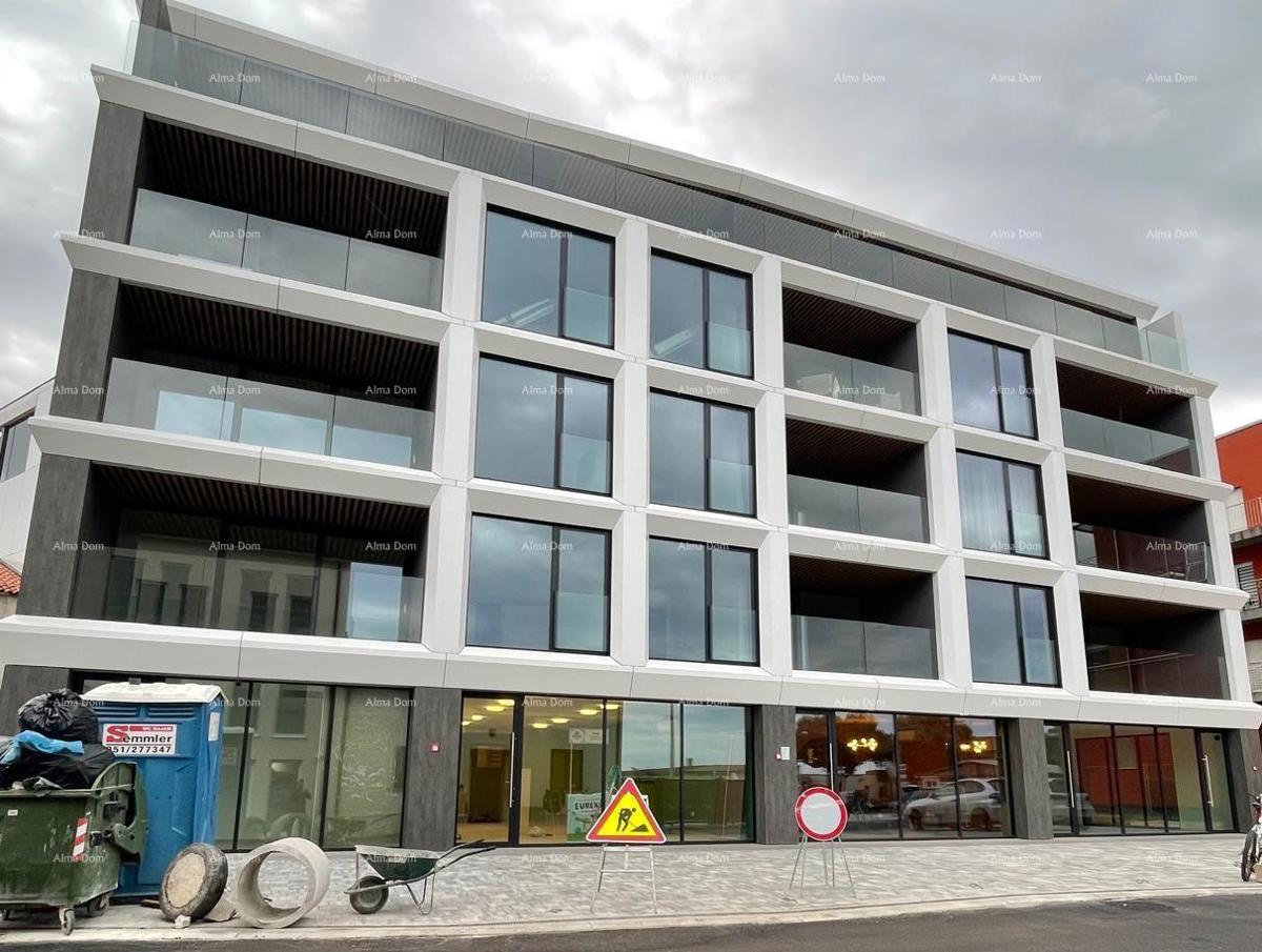 Appartamenti in vendita in un edificio residenziale e commerciale con vista mare, centro di Umago! / S9