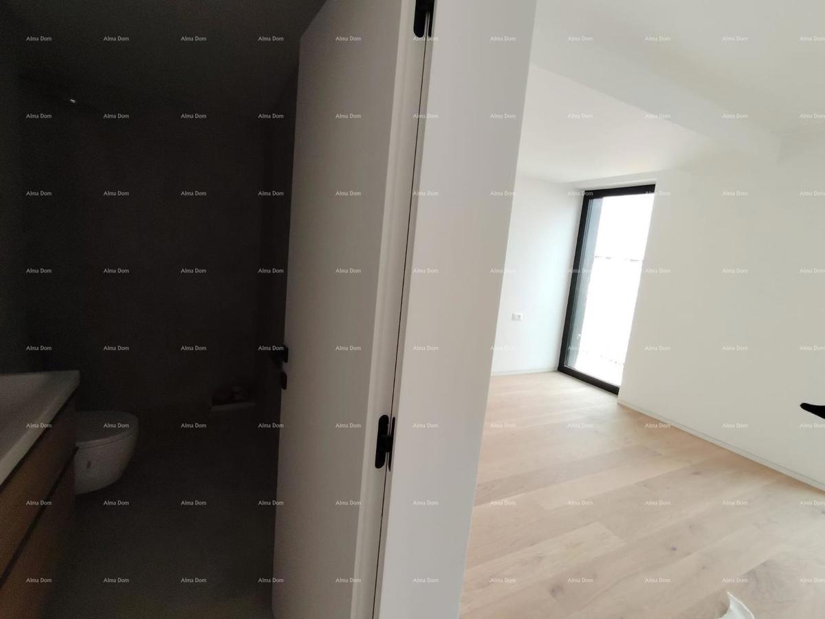 Appartamenti in vendita in un edificio residenziale e commerciale con vista mare, centro di Umago! / S9