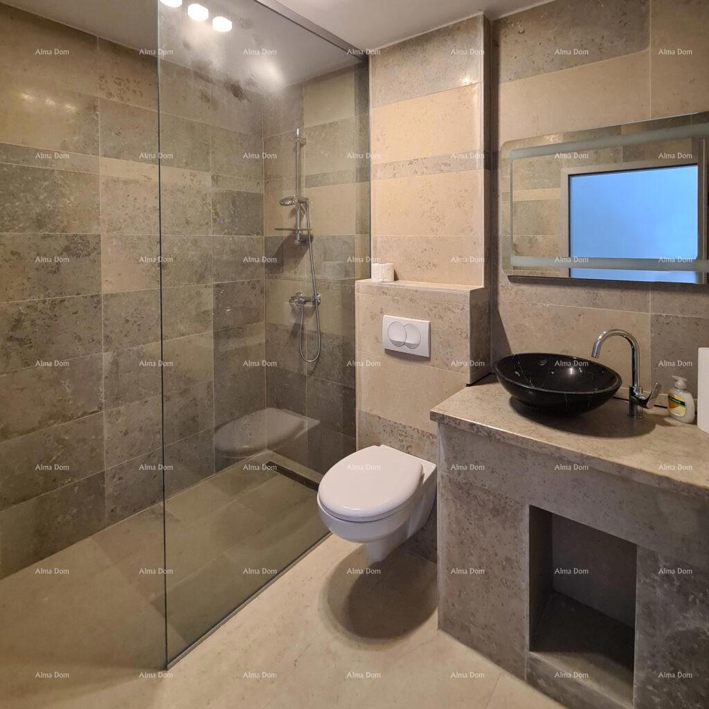 Raša, moderna villa con piscina riscaldata e vista mare