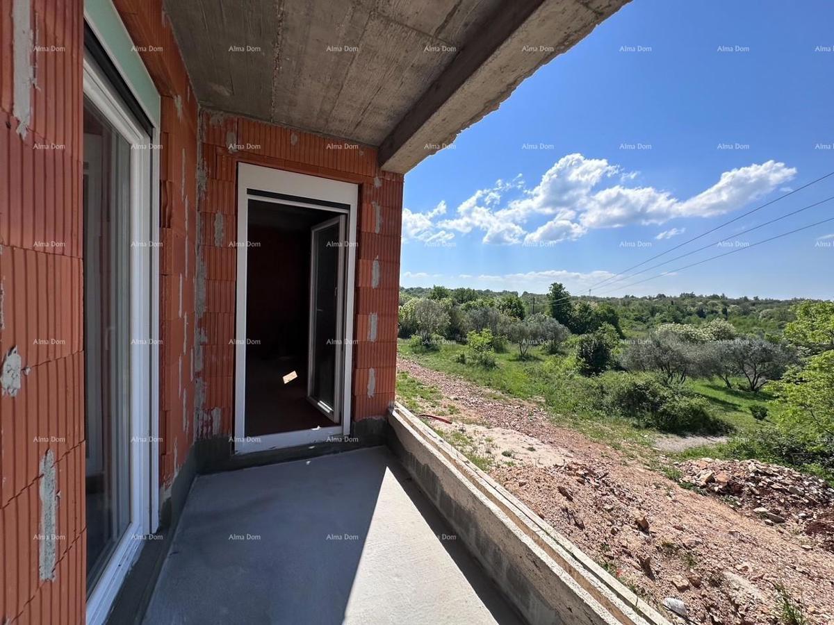 Umag. Vendiamo una casa bifamiliare in fase di Roh Bau.