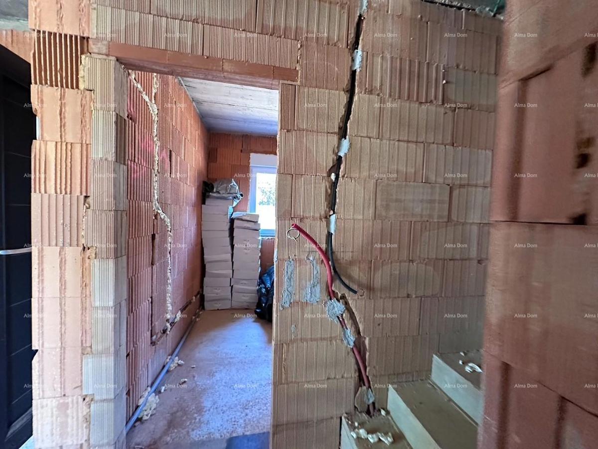 Umag. Vendiamo una casa bifamiliare in fase di Roh Bau.