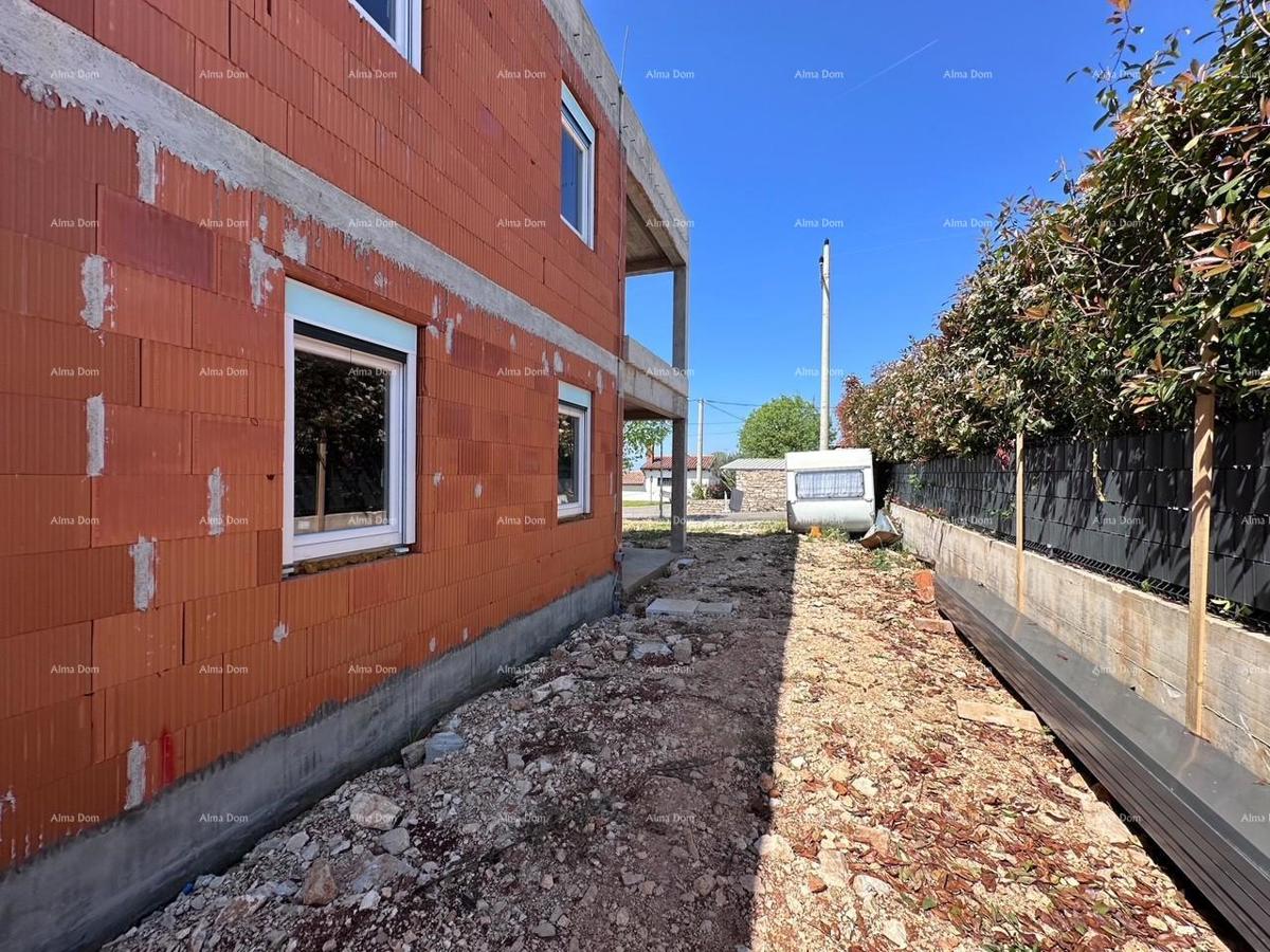 Umag. Vendiamo una casa bifamiliare in fase di Roh Bau.