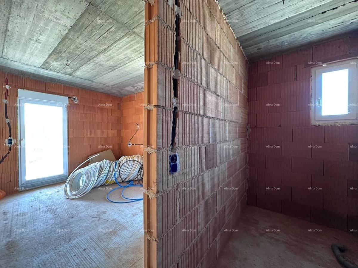 Umag. Vendiamo una casa bifamiliare in fase di Roh Bau.