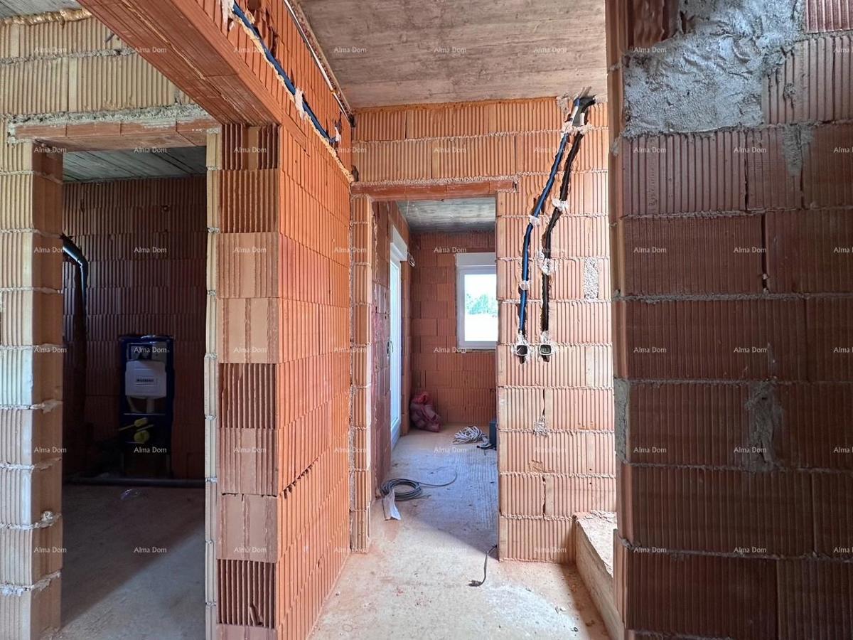 Umag. Vendiamo una casa bifamiliare in fase di Roh Bau.