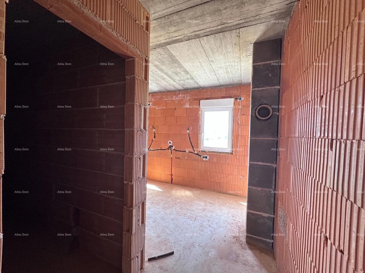 Umag. Vendiamo una casa bifamiliare in fase di Roh Bau.