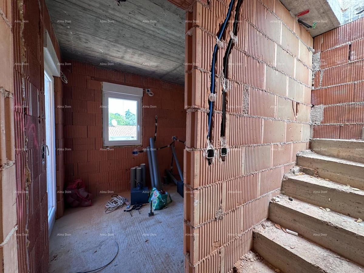 Umag. Vendiamo una casa bifamiliare in fase di Roh Bau.