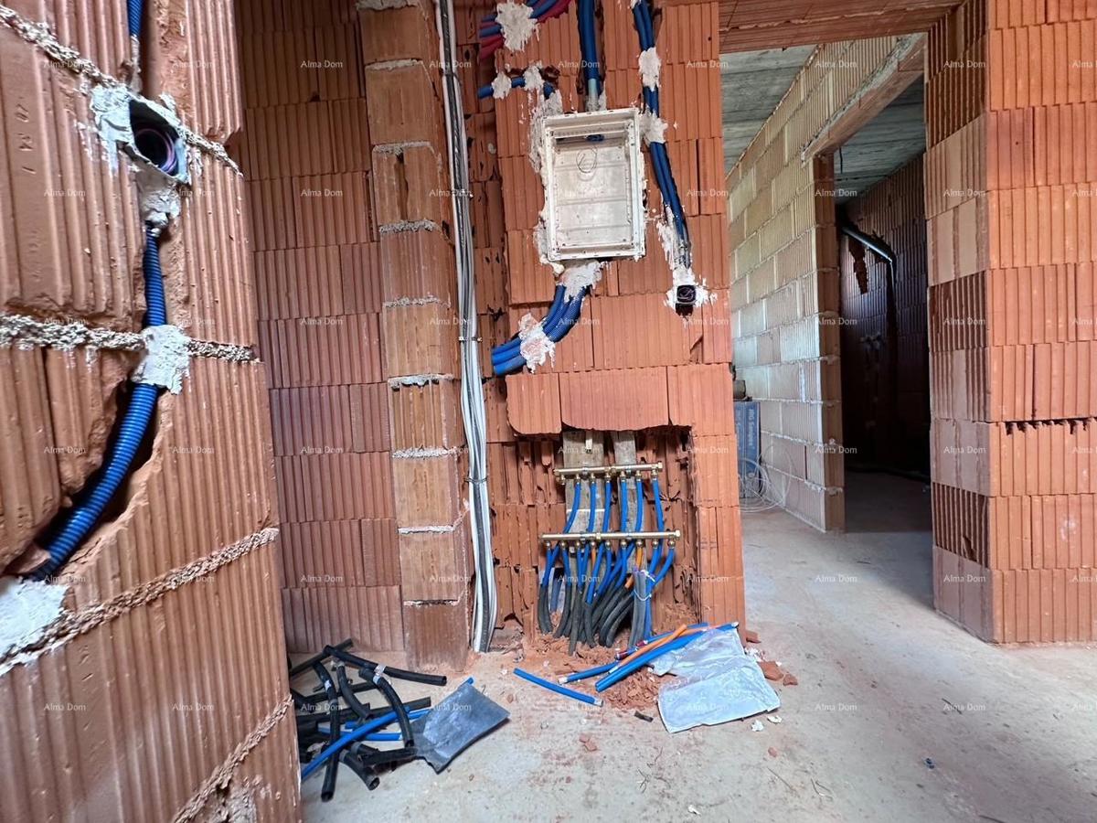 Umag. Vendiamo una casa bifamiliare in fase di Roh Bau.