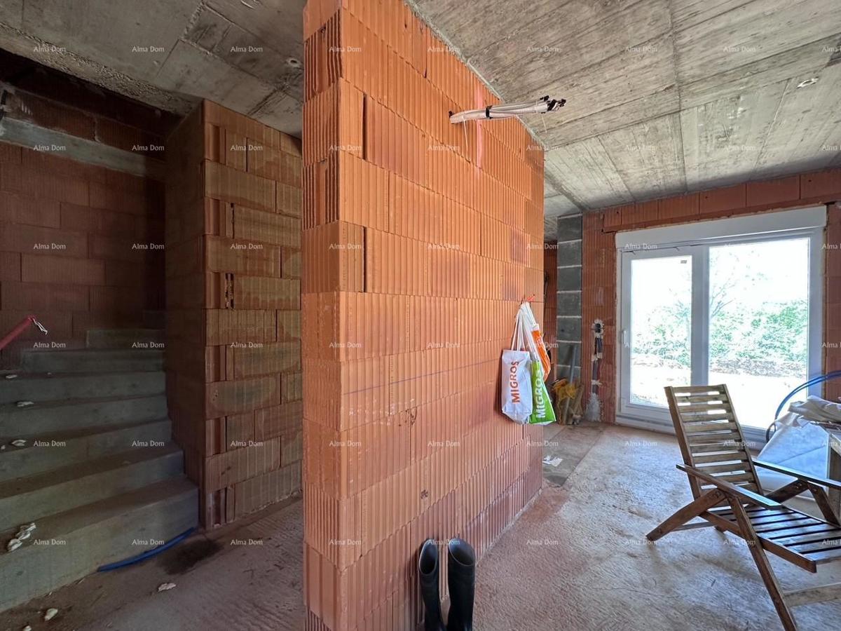 Umag. Vendiamo una casa bifamiliare in fase di Roh Bau.