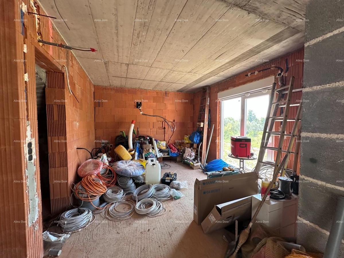 Umag. Vendiamo una casa bifamiliare in fase di Roh Bau.