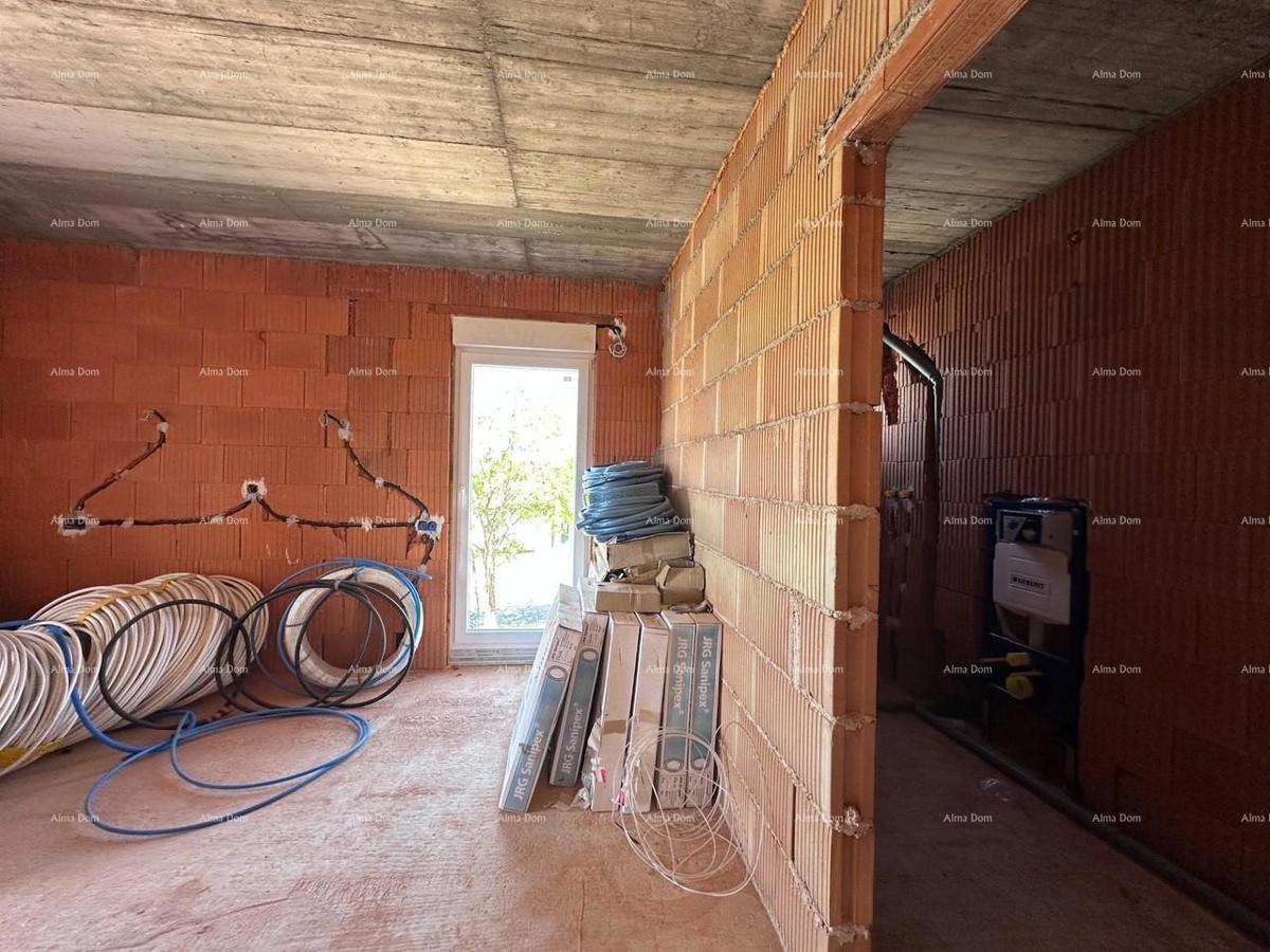 Umag. Vendiamo una casa bifamiliare in fase di Roh Bau.