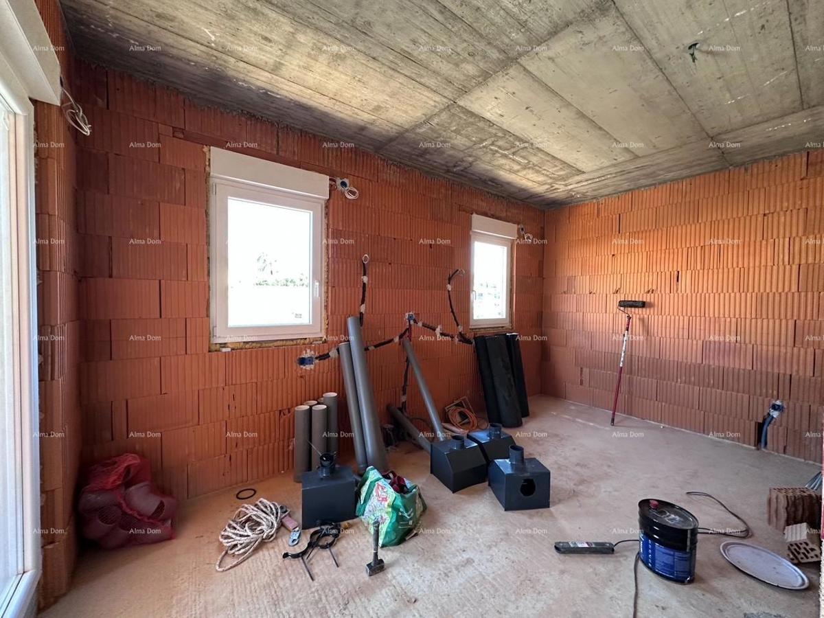 Umag. Vendiamo una casa bifamiliare in fase di Roh Bau.