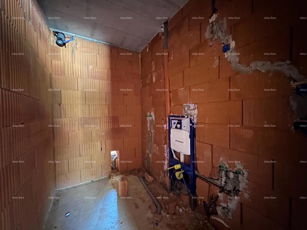 Umag. Vendiamo una casa bifamiliare in fase di Roh Bau.