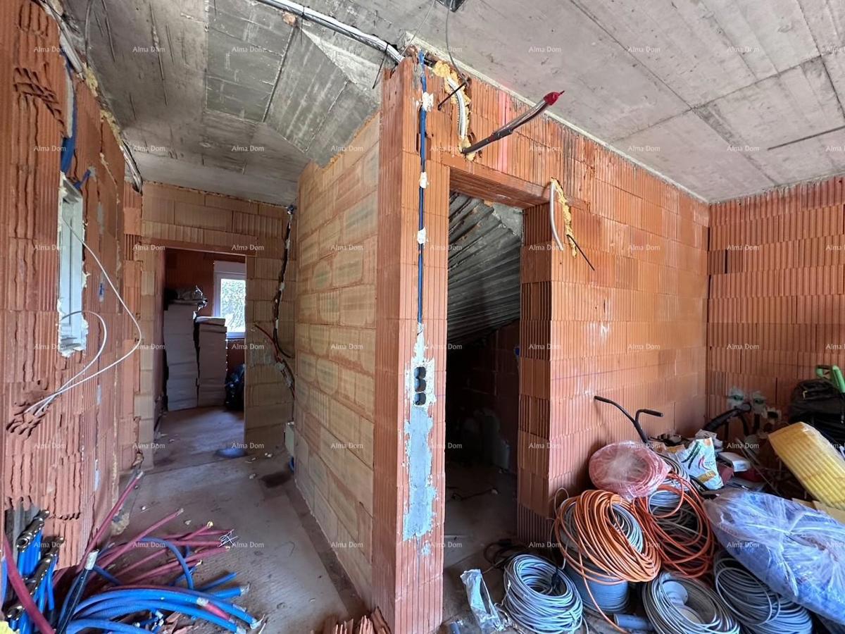 Umag. Vendiamo una casa bifamiliare in fase di Roh Bau.