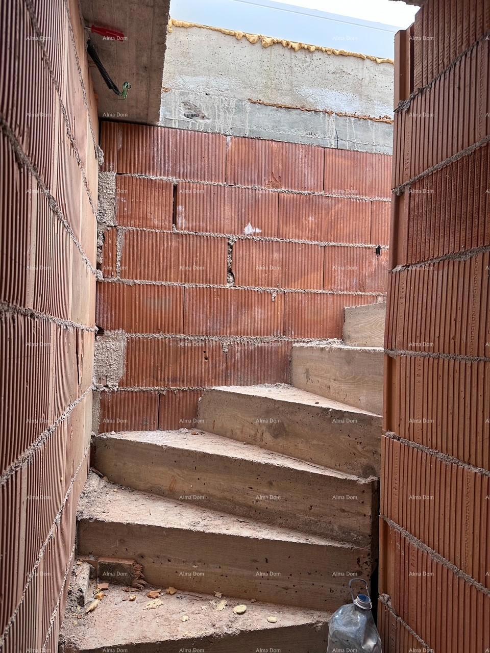 Umag. Vendiamo una casa bifamiliare in fase di Roh Bau.