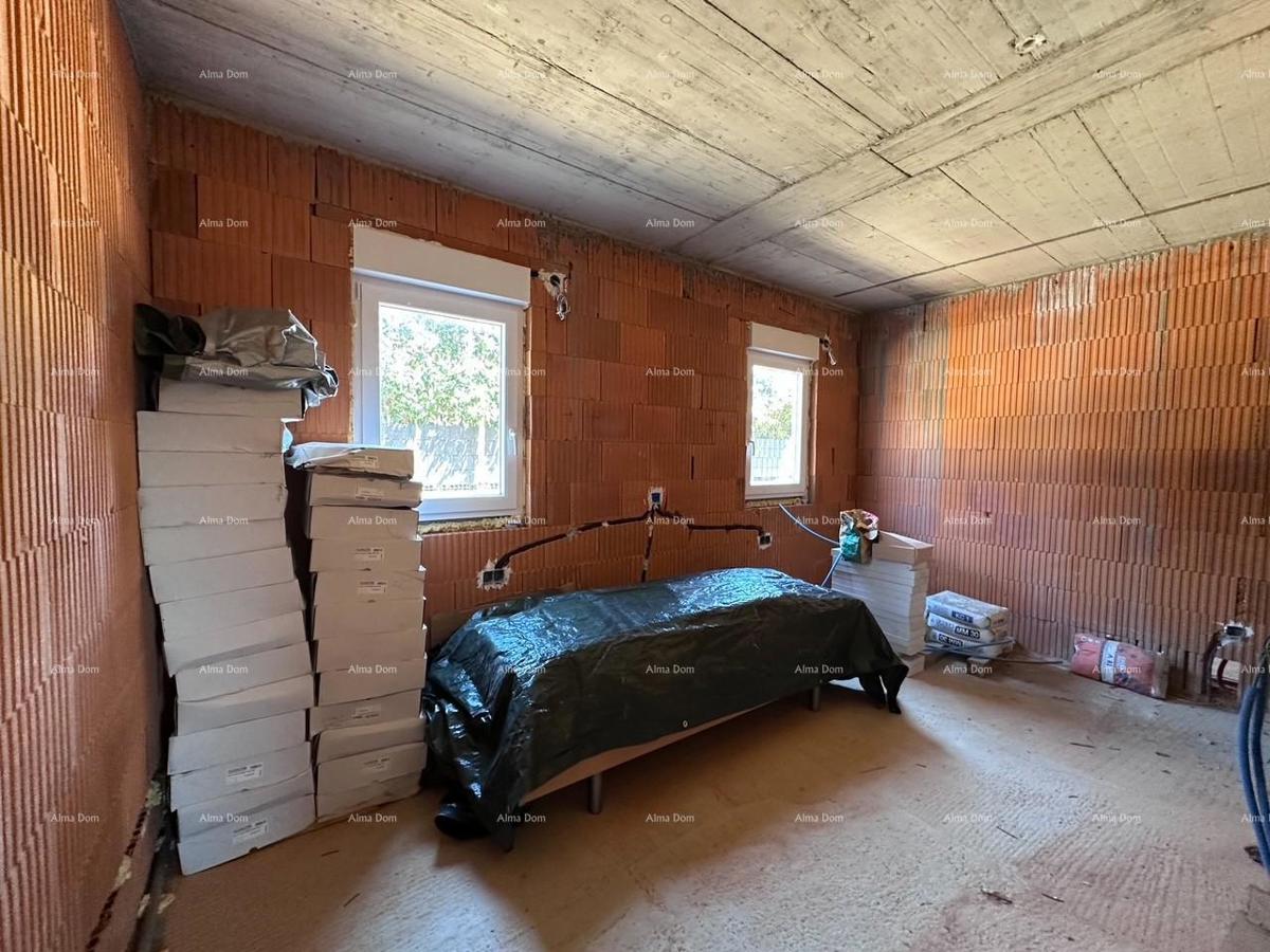 Umag. Vendiamo una casa bifamiliare in fase di Roh Bau.