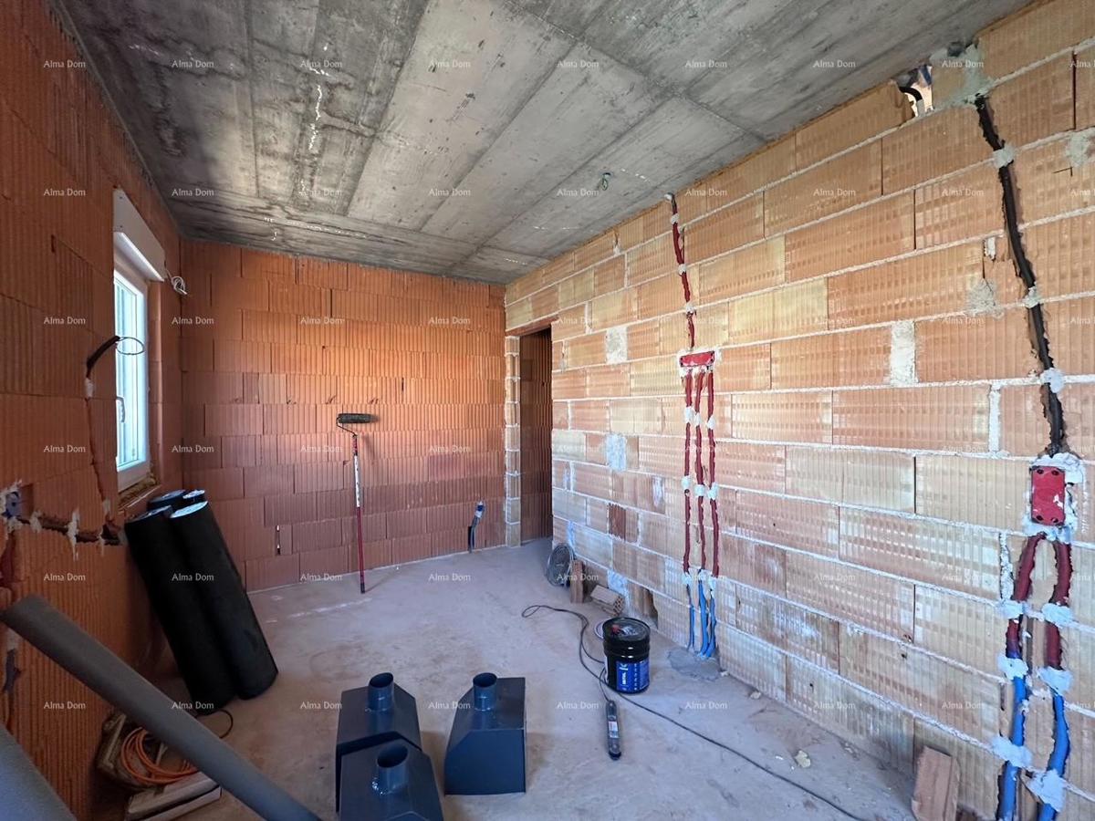 Umag. Vendiamo una casa bifamiliare in fase di Roh Bau.