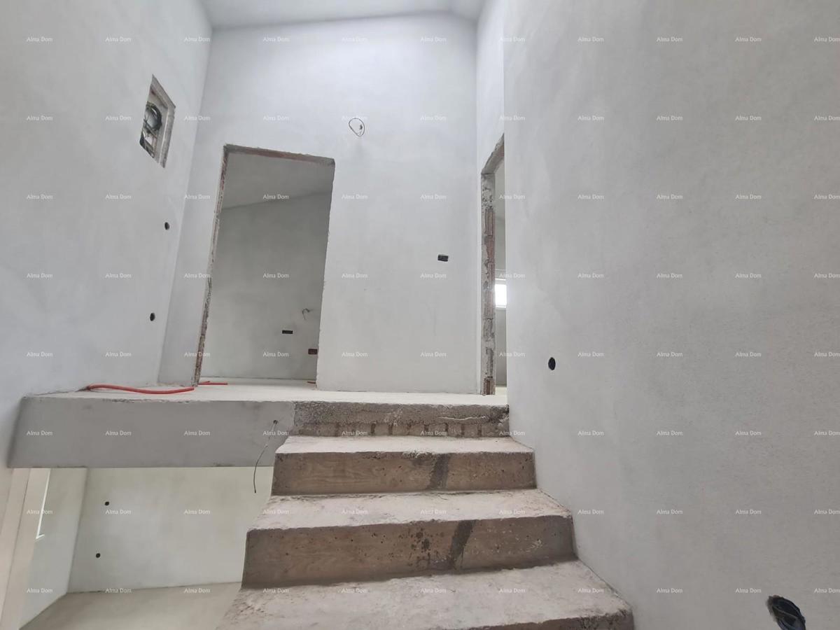 In vendita appartamento su due piani con giardino a Ližnjan