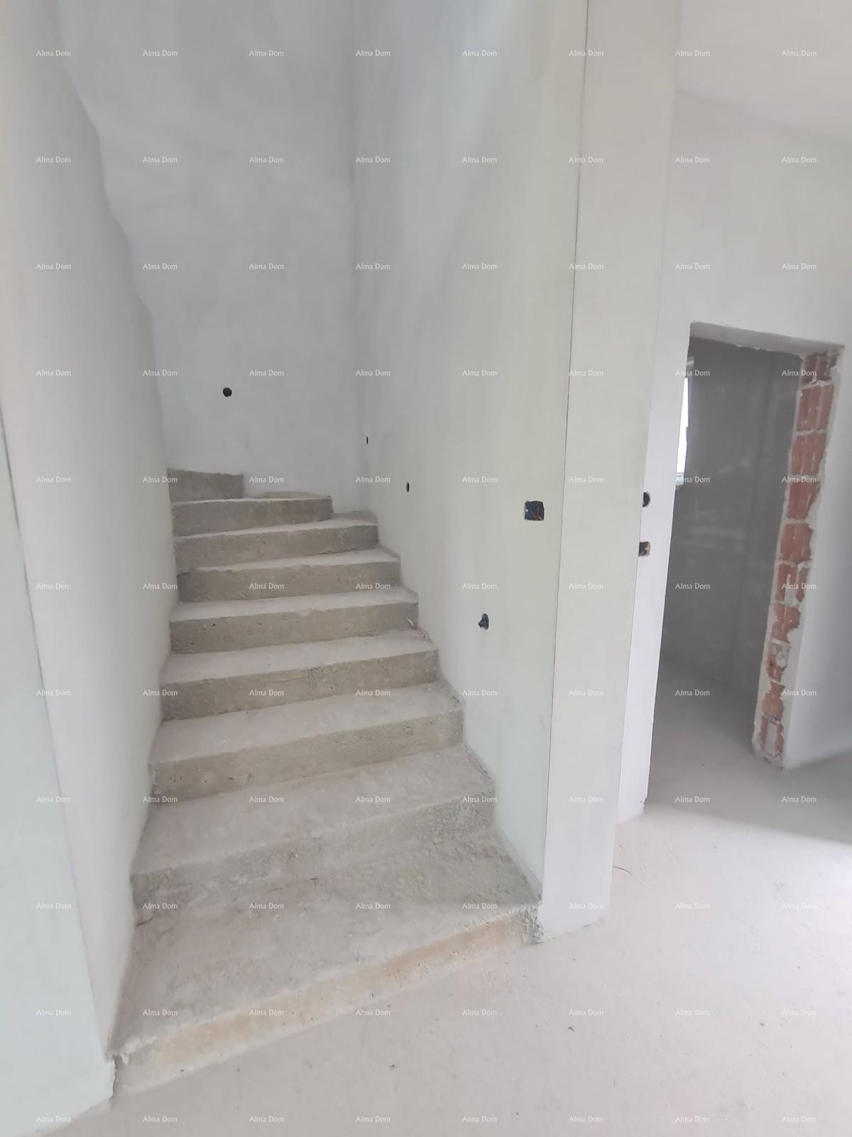 In vendita appartamento su due piani con giardino a Ližnjan