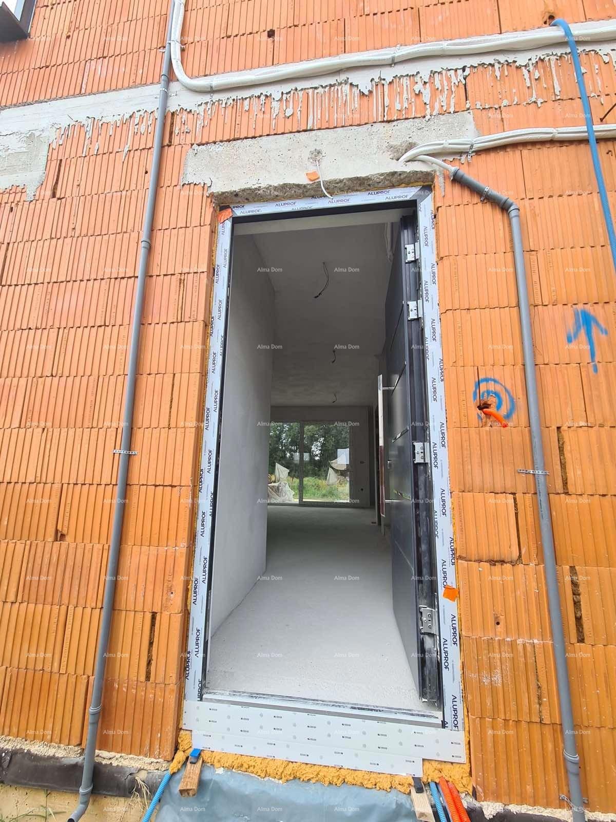 In vendita appartamento su due piani con giardino a Ližnjan