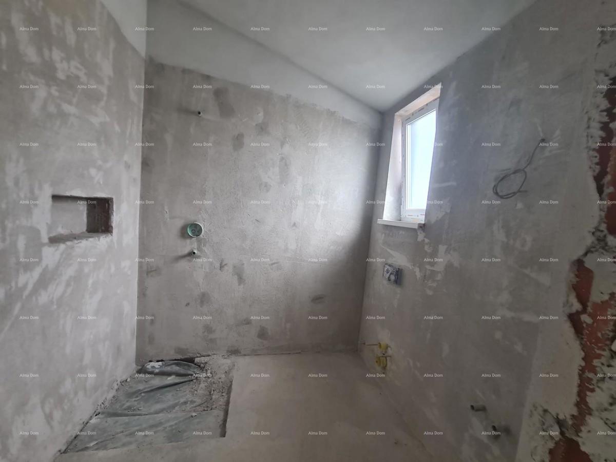 In vendita appartamento su due piani con giardino a Ližnjan