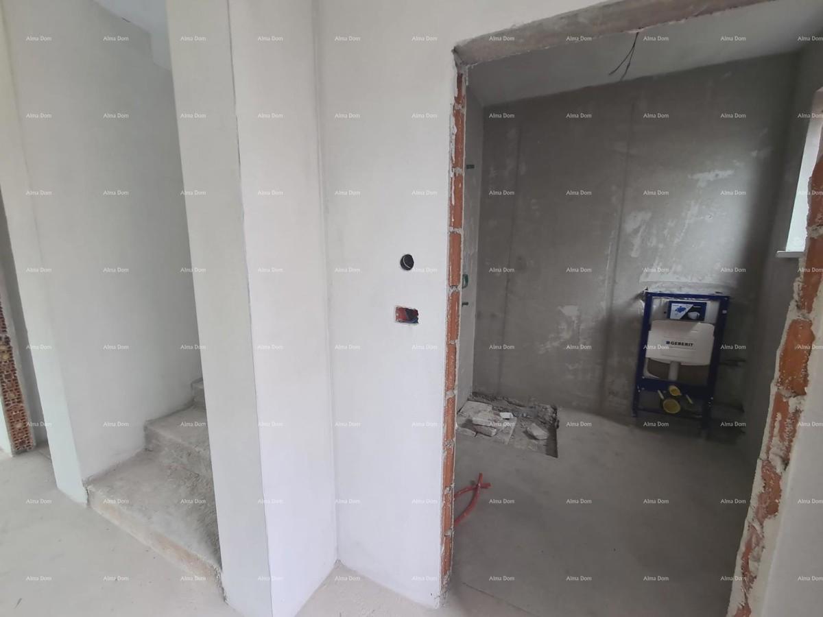 In vendita appartamento su due piani con giardino a Ližnjan