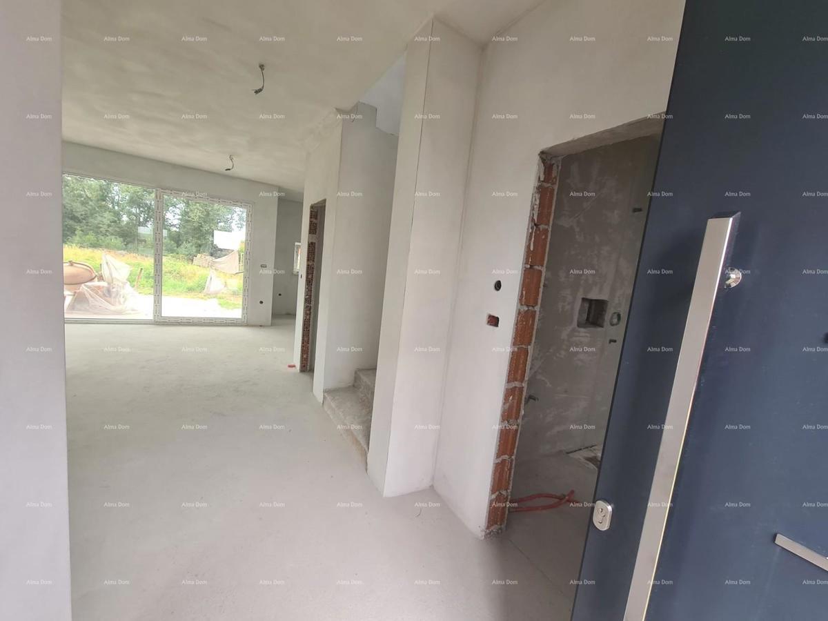 In vendita appartamento su due piani con giardino a Ližnjan