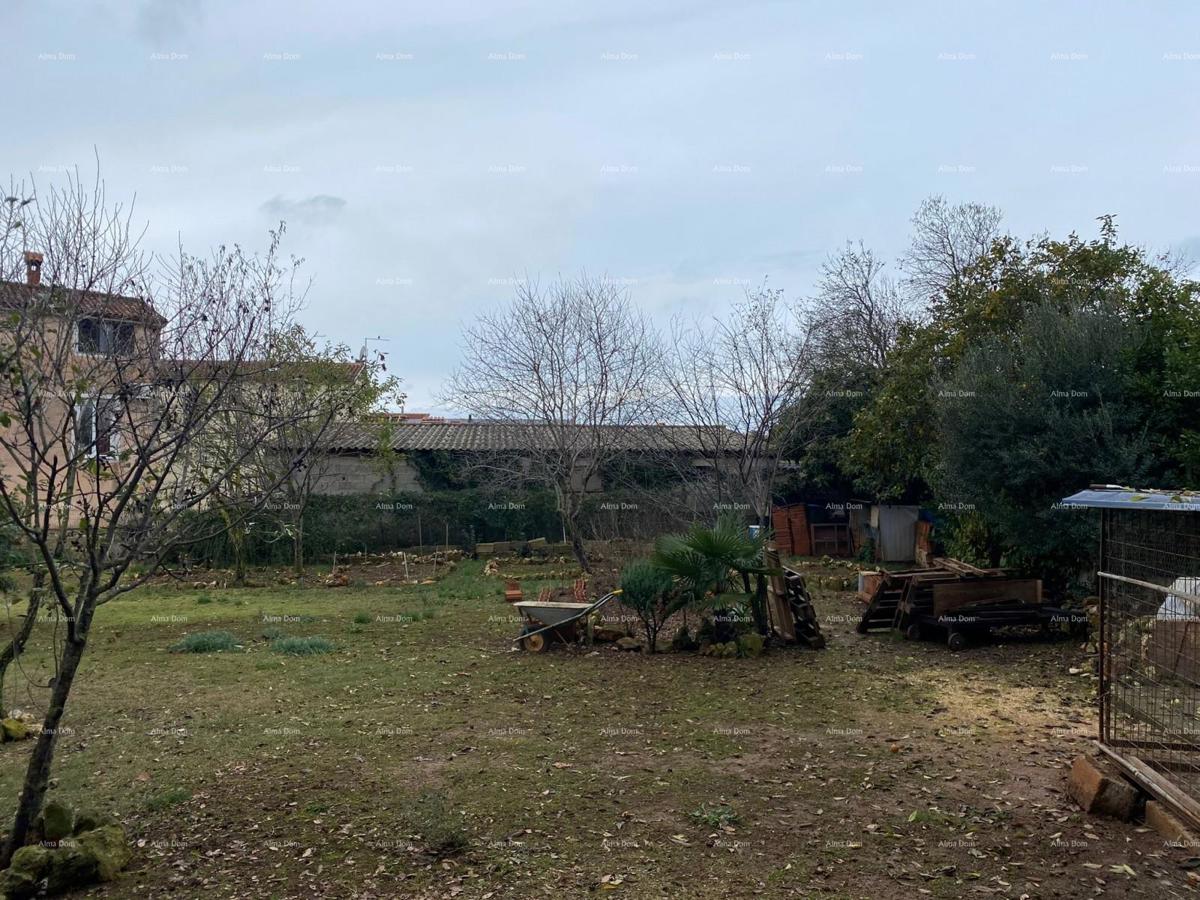 Vendita di una casa bifamiliare con annesso (casa più piccola) e terreno, Pola!