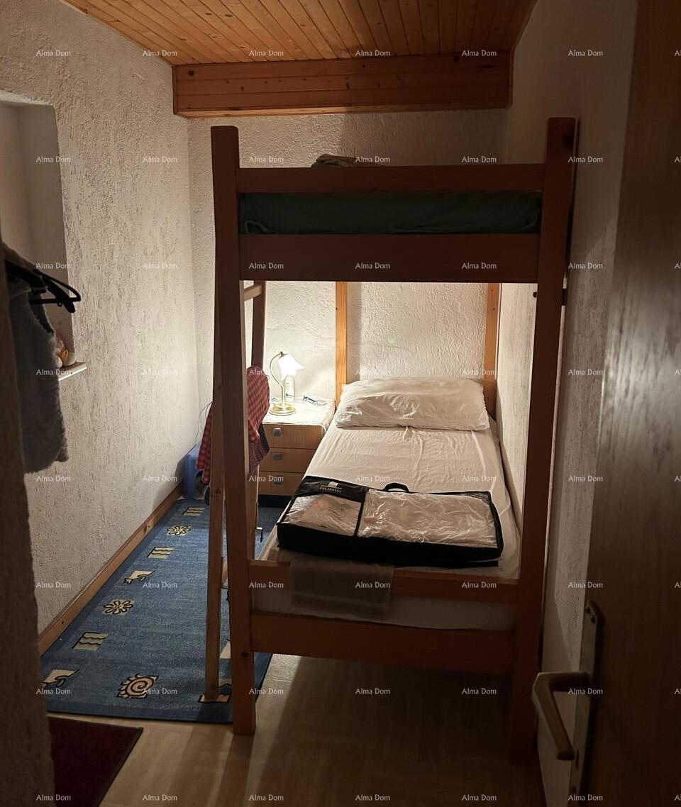 In vendita vecchia casa duplex in pietra con vista mare