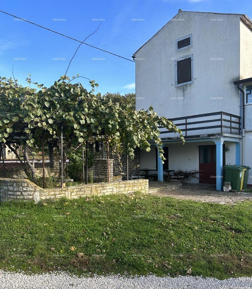 In vendita vecchia casa duplex in pietra con vista mare