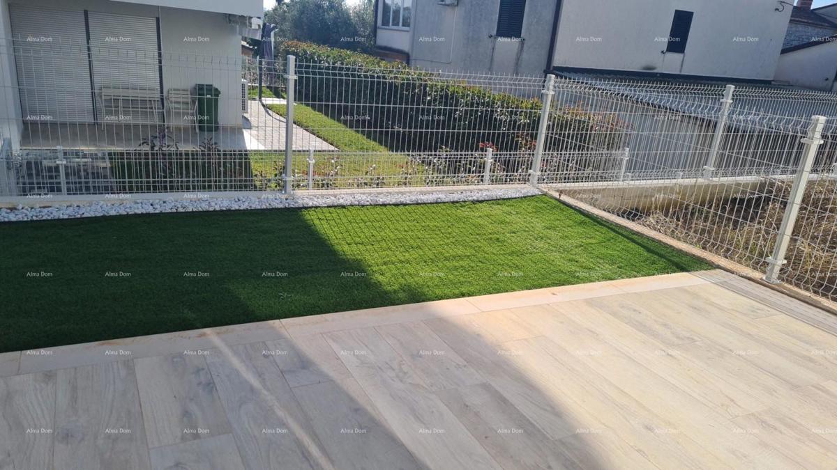 Appartamento moderno nel blocco D con due posti auto, vicinanza a Umago!