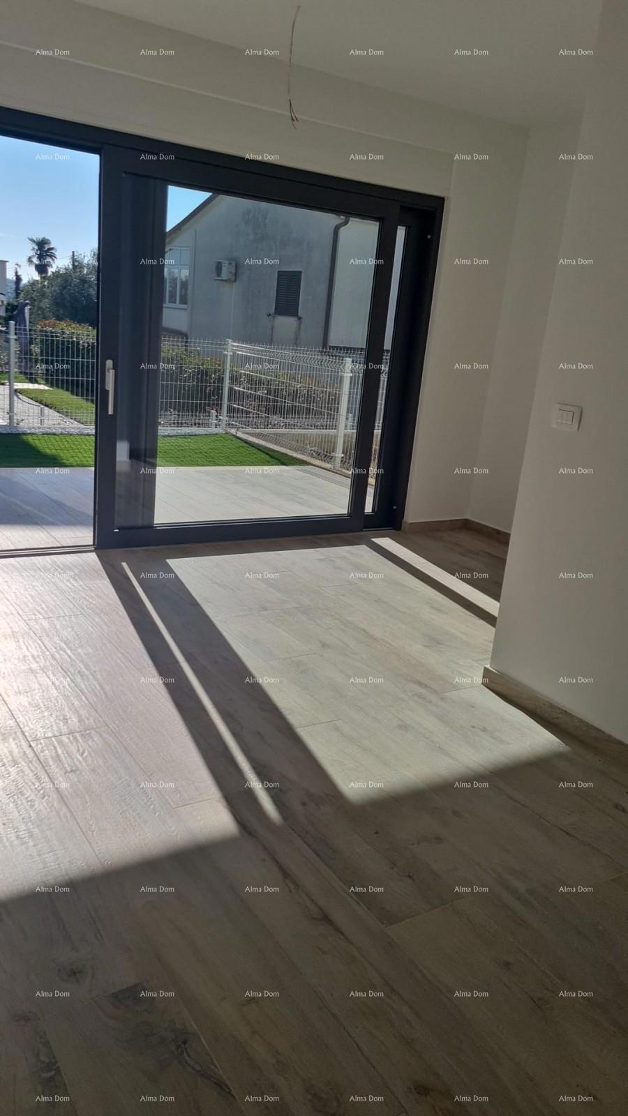 Appartamento moderno nel blocco D con due posti auto, vicinanza a Umago!