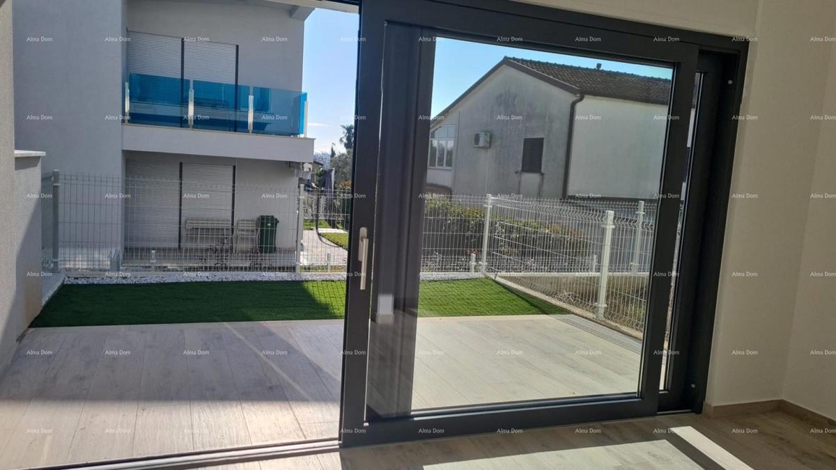 Appartamento moderno nel blocco D con due posti auto, vicinanza a Umago!