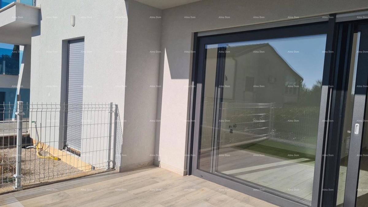 Appartamento moderno nel blocco D con due posti auto, vicinanza a Umago!