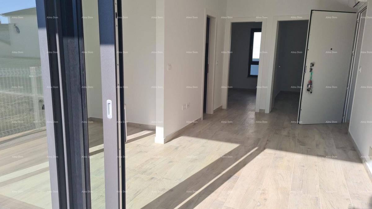 Appartamento moderno nel blocco D con due posti auto, vicinanza a Umago!