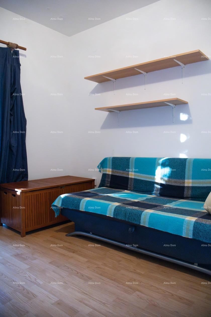 Appartamento al piano terra con loggia e piscina. Medulin.