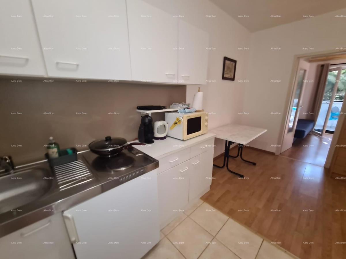 Appartamento al piano terra con loggia e piscina. Medulin.